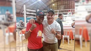 Tiãozinho (esquerda) e Acelino Popó Freitas, ex-campeão mundial (Foto: Academia 1º Round)